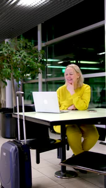 Femeie Mulțumită Aeroport Vorbind Cei Dragi Internet Laptop Râde Arată — Videoclip de stoc