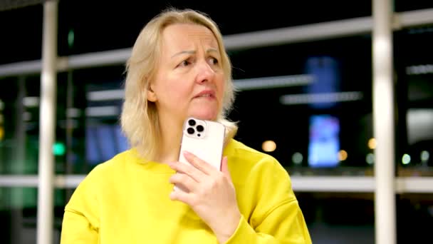 Аеропорту Жінка Дуже Засмучена Вона Плаче Тримаючи Телефон Руках Сумні — стокове відео