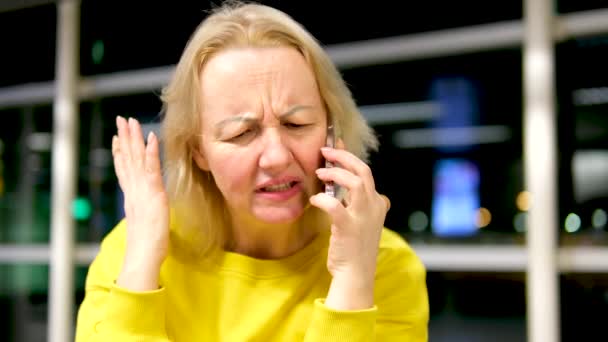 Γυναίκα Στο Αεροδρόμιο Μιλάει Στο Τηλέφωνο Βρίζοντας Δυνατά Κουνώντας Χέρια — Αρχείο Βίντεο