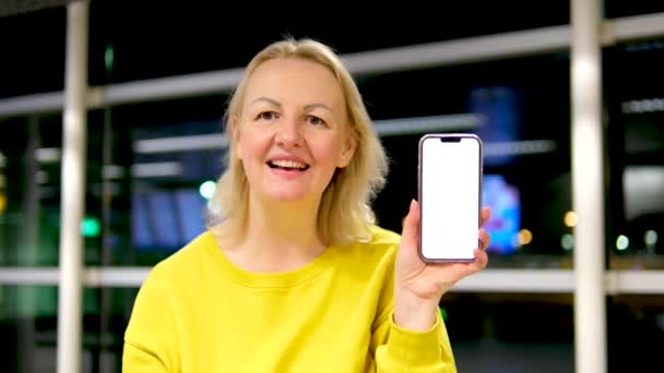 Γυναίκα Χορεύει Στα Χέρια Τηλέφωνο Λευκό Οθόνη Διαφημιστικό Χώρο Για — Αρχείο Βίντεο