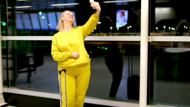 Mulher Com Uma Mala Suas Mãos Aeroporto Leva Uma Selfie — Vídeo de Stock