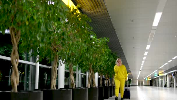 Στο Αεροδρόμιο Γυναίκα Φωτεινό Κοστούμι Πέταξε Στο Σπίτι Αυτή Είναι — Αρχείο Βίντεο
