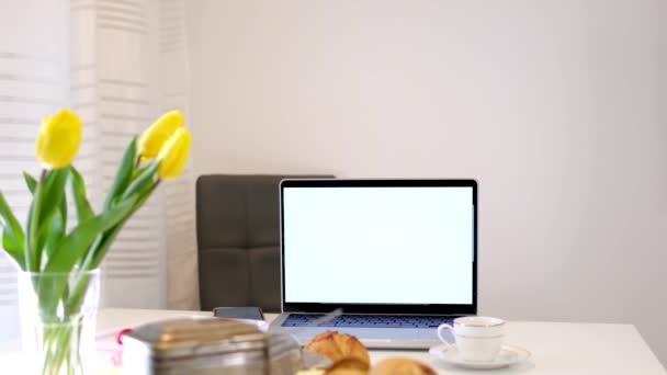 Στο Τραπέζι Πρωινό Κίτρινες Τουλίπες Φορητό Υπολογιστή Μια Λευκή Οθόνη — Αρχείο Βίντεο