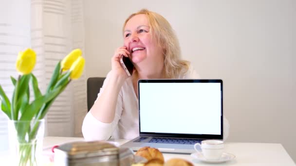 Una Mujer Adulta Pequeña Regordeta Hablando Por Teléfono Riendo Cuenta — Vídeos de Stock