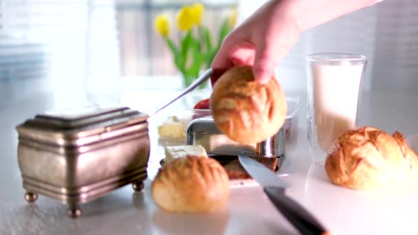 Vrouwelijke Hand Heerlijk Vers Gebakken Zelfgebakken Broodje Zelfgemaakt Ontbijt Melk — Stockvideo