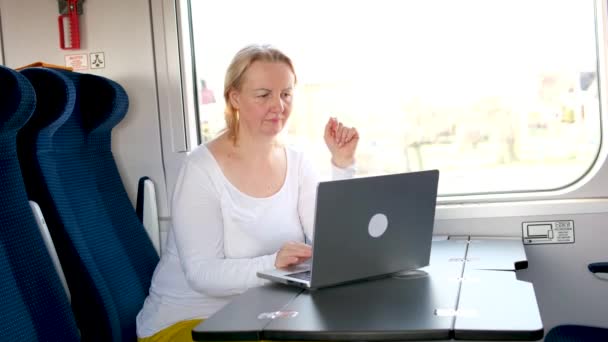 Kobieta Pociągu Pracuje Komputerze Freelance Pracy Nie Odpoczynku Kobieta Rozważa — Wideo stockowe