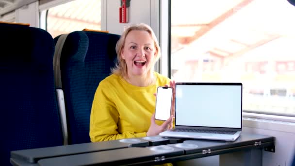 Frau Leuchtend Gelben Klamotten Eisenbahnwaggon Der Nähe Des Tisches Klasse — Stockvideo