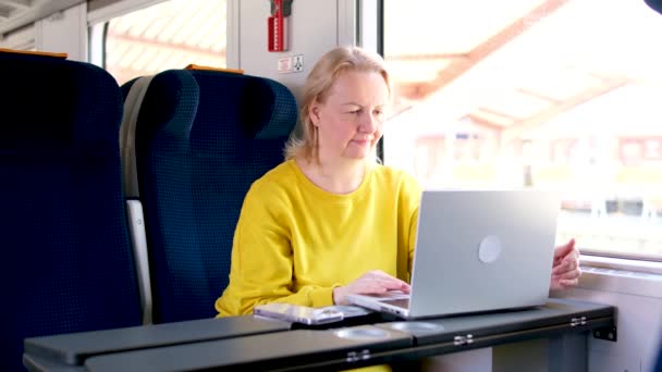 Kobieta Powozie Klasy Biznes Pracująca Laptopie Siedząca Przy Stole Jasnożółty — Wideo stockowe