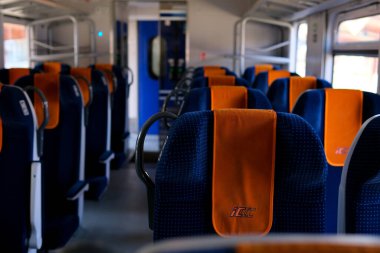 Pshemysil ışıltılı Warszawa Wschodnia Polonya tren biletleri InterCity Przemysl 'den Varşova' ya kadar uzanır. Trenin içinden kırsal kesimler birkaç dakikada bir durur.