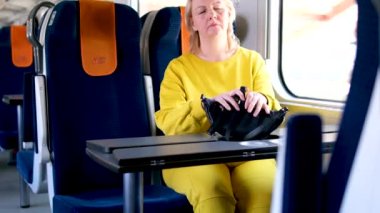 Pshemysil ışıltılı Warszawa Wschodnia Polonya tren biletleri InterCity Przemysl 'den Varşova' ya kadar uzanır. Trenin içinden kırsal kesimler birkaç dakikada bir durur.