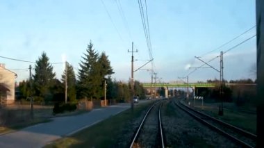 Pshemysil ışıltılı Warszawa Wschodnia Polonya tren biletleri InterCity Przemysl 'den Varşova' ya kadar uzanır. Trenin içinden kırsal kesimler birkaç dakikada bir durur.