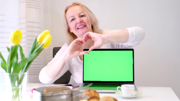 Reclame Doen Met Handen Hart Vrouw Laptop Met Groen Scherm — Stockvideo