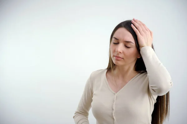 Ból Głowy Urocza Kobieta Trzymając Głowę Zamkniętymi Oczami Leki Przeziębienie — Zdjęcie stockowe