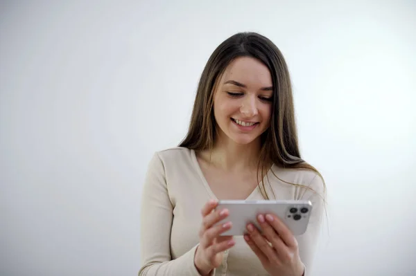 Mujer Sonriente Mirando Teléfono Horizontalmente Mirando Mensaje Vídeo Vino Entrenamiento — Foto de Stock