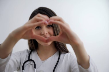 Elleriyle kalbini gösteren genç bir doktor yakın akrabalarına ve iyi insanlara yardım ediyor Hipokrat yemini tıbbi gizli aşk tedavisine yardım ediyor kardiyoloji kalp hastanesi