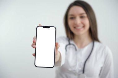 Mutlu Genç Kadın Doktor 'un Portresi Cep Telefonu Gösteriyor. Yüksek kalite fotoğraf