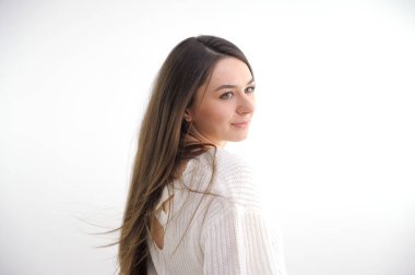 Beyaz üzerine kot pantolon giyen çekici genç ve seksi bir kadının portresi. Yüksek kalite fotoğraf