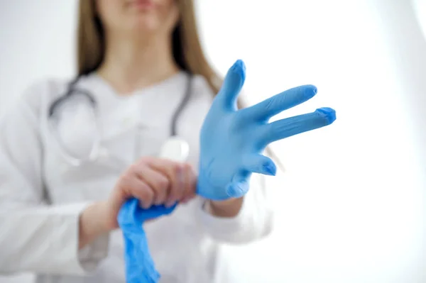 Врач Медсестра Носят Защитные Резиновые Перчатки Белом Фоне Копировальным Пространством — стоковое фото