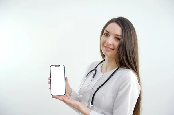 Γυναίκα Γιατρός Στο Παλτό Εργαστήριο Λευκό Φόντο Απομονωμένη Αυτοπεποίθηση Χαμόγελο — Φωτογραφία Αρχείου