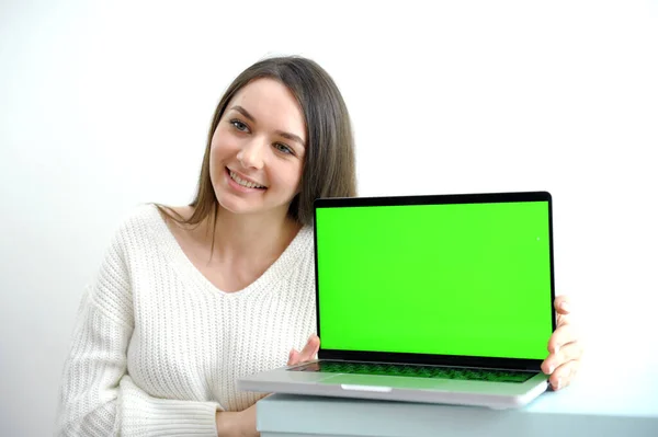 Mujer Joven Utiliza Tecla Croma Pantalla Verde Portátil Mientras Está — Foto de Stock