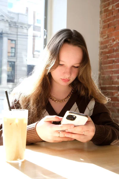 Счастливая Латиноамериканская Девочка Подросток Проверяет Социальные Сети Держа Дома Смартфон — стоковое фото