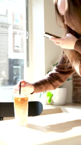 一杯冰镇咖啡加奶油牛奶 冷咖啡加冰块 清晨的阳光 复制空间 — 图库视频影像