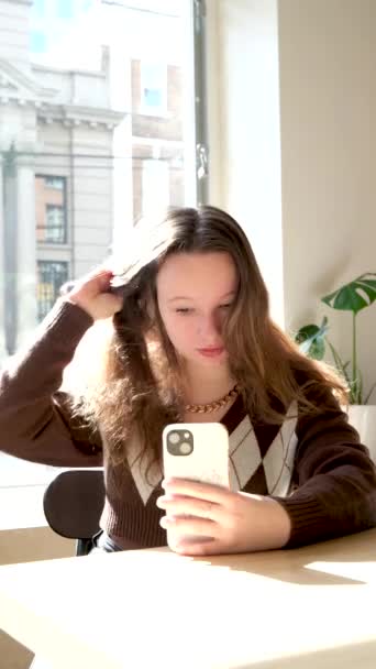 Boldog Latin Amerikai Tinédzser Lány Ellenőrzi Közösségi Média Miközben Okostelefon — Stock videók