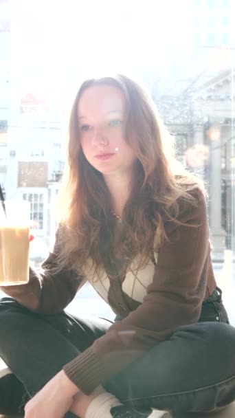 Parkta Merdivenlerde Oturup Buzlu Kahve Içen Mutlu Güzel Kız — Stok video