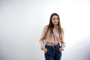 Bir tarafında fotokopi alanı olan dokulu beyaz bir duvarın önünde genç bir kadın. Yüksek kalite fotoğraf