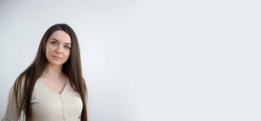 Kendinden emin bayanın fotoğrafı çapraz el ele, beyaz pankart boş uzay gözlüğü mavi gömlek, izole edilmiş gri arka plan. Yüksek kalite fotoğraf