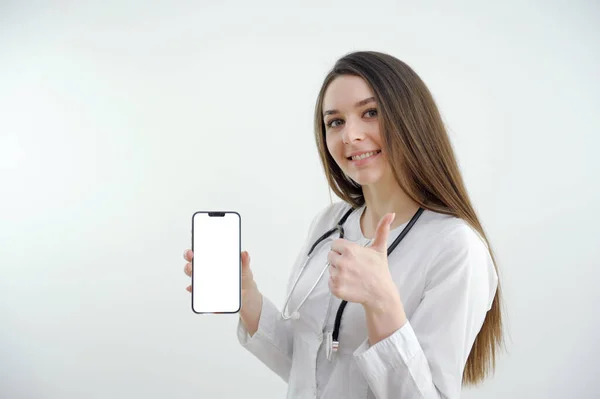Genç Bayan Doktor Şok Geçiriyor Akıllı Telefonunda Yeşil Ekran Veya — Stok fotoğraf