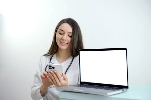 Side View Portrait Young Female Doctor Speaking Phone While Sitting — Stock Photo, Image
