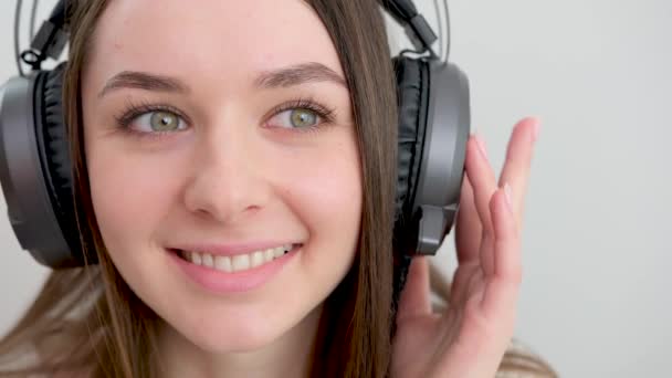 Fiatal Lány Fejhallgatót Visel Zenét Hallgat Boldog Lány Fejhallgatóval Zenét — Stock videók