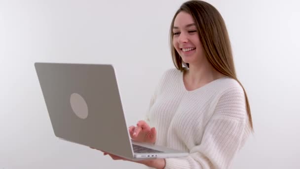 在互联网上工作的年轻成年商业女性在笔记本电脑上打字 在网上工作或上网浏览网页的漂亮女性专业用户女士坐在家里的桌子旁 — 图库视频影像