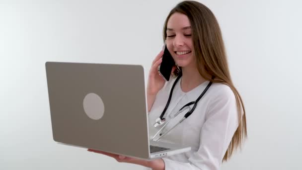 Doctora Paciente Discutiendo Examen Salud Actual Mientras Está Sentada Clínica — Vídeos de Stock