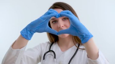 Güzel Afro-Amerikan hemşire ya da doktor steteskoplu, sağ tarafa bakan mavi önlük ve uzun kıvırcık saçlı.