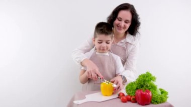 Anne ve oğlu mutfakta birlikte yemek hazırlıyorlar. Yüksek kalite fotoğraf