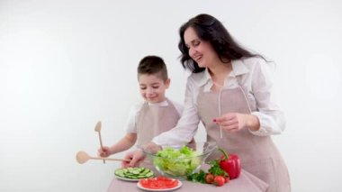 Anne ve oğlu mutfakta birlikte yemek hazırlıyorlar. Yüksek kalite fotoğraf