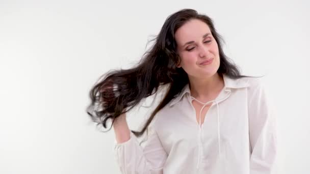 Красива Модна Модель Посміхається Позує Відкритому Повітрі Вирівнює Довге Волосся — стокове відео
