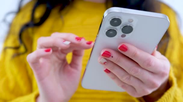 Pointez Doigt Sur Écran Téléphone Portable Gros Plan Une Personne — Video