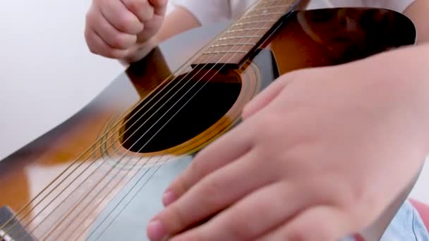 Kaukasisk Gutt Fem Som Sitter Sofaen Spiller Akustisk Gitar Gutten – stockvideo