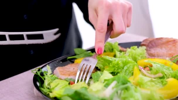 Ένα Κορίτσι Τρώει Σαλάτα Λαχανικών Πιρούνι Από Λευκό Πιάτο Κοντινό — Αρχείο Βίντεο