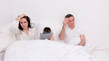 Ebeveynler, oğlunun bilgisayarın başında oturup aile içi sorunlara aldırış etmediğine, yatakta ciddi ilişki sorunları olan sinirli genç bir çiftin olduğuna yemin ediyorlar..