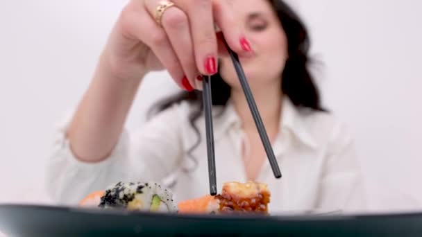 Sticks Take Sushi Restoranın Arka Planında Kırmızı Havyarlı Balıklı Philadelphia — Stok video