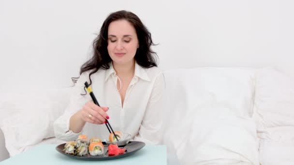Retrato Mujer Bastante Elegante Tomando Fresco Delicioso Rollo Sushi Con — Vídeos de Stock