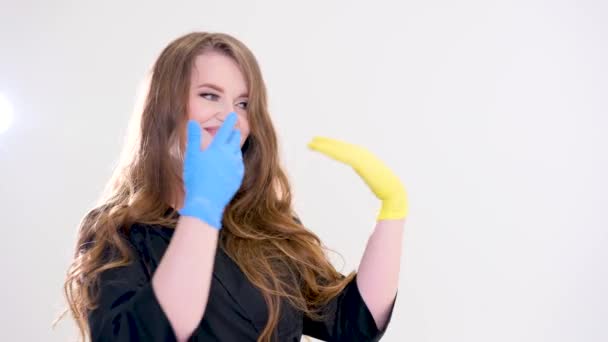 Θηλυκό Γιατρός Μάσκες Στο Πηγούνι Κίτρινο Μπλε Γάντια Δείχνει Ένα — Αρχείο Βίντεο