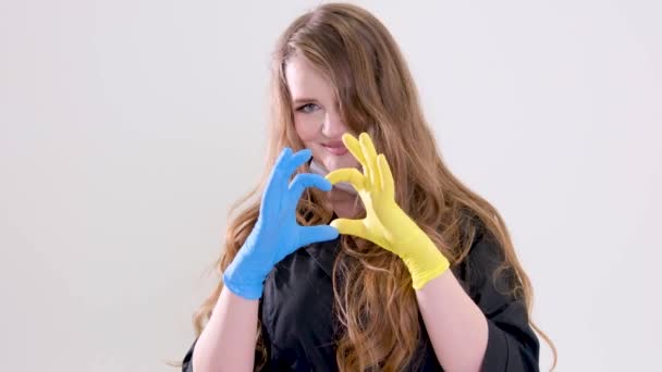 Piękna Kobieta Białym Tle Jednej Niebieskiej Rękawicy Wysyła Kolejny Żółty — Wideo stockowe