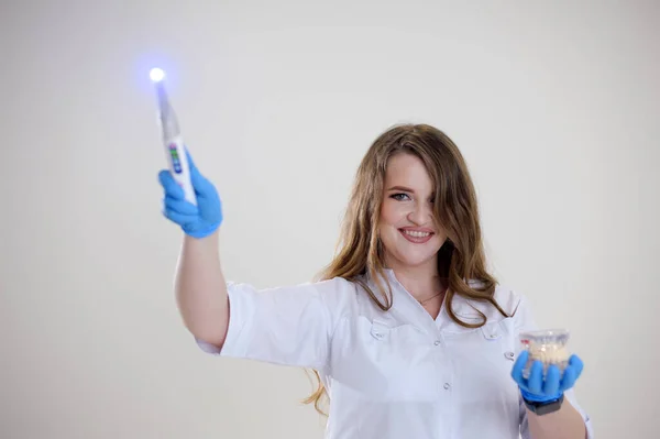 Lámpara Fotopolímero Una Mujer Médico Como Una Lámpara Ondas Hadas — Foto de Stock