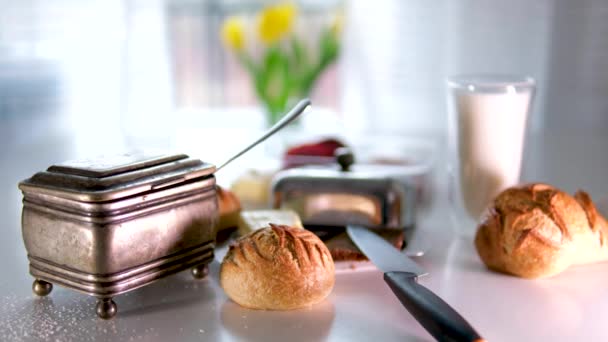 Leckeres Frühstück Auf Dem Tisch Frische Brötchen Messer Halbe Tasse — Stockvideo