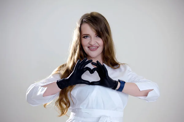 의료용 마스크를 라텍스 장갑을 여성은 심장의 상징을 보여준다 심장을 췌장을 — 스톡 사진